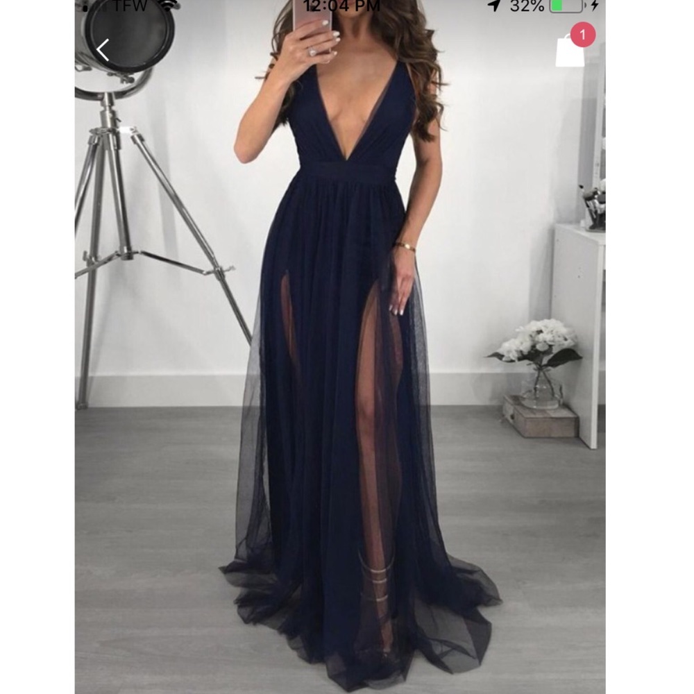 V-neck sleeveless dress